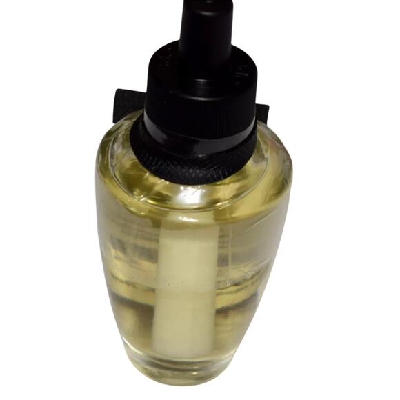 Bath & Body Works NEW Essential Oil Wallflowers Diffuser Refill Bulb – Almond - Picture 3 of 7